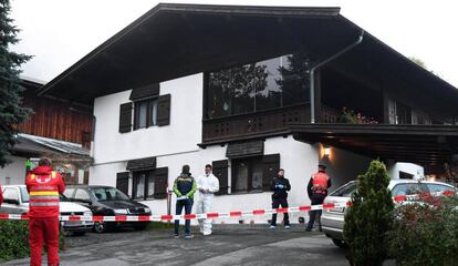 La Policía acordona la vivienda de Kitzbühel donde han sido asesinadas cinco personas.