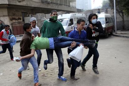 Manifestantes transportan a un herido durante las protestas contra el presidente Morsi en Egipto