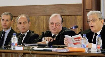 El expresidente Francisco Camps y el diputado Ricardo Costa, con sus abogados, en el juicio por los trajes de la trama G&uuml;rtel.