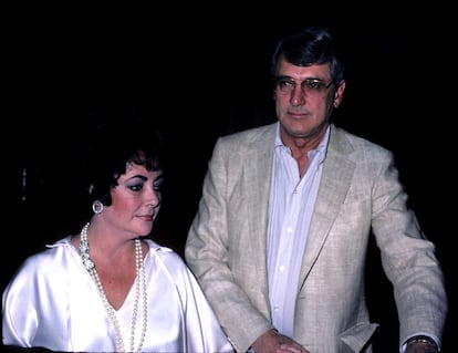 Elizabeth Taylor and Rock Hudson leaving the Savoy Hotel in London, UK, on June 1, 1980.