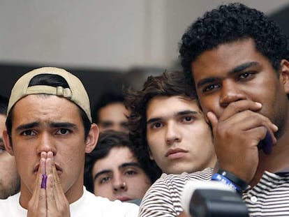 Opositores a Hugo Chávez, tras conocer el triunfo del <i>sí</i> en el referéndum la noche del domingo en Caracas