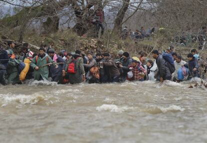 Angustiados ante su incierto destino, unos 2.000 migrantes cruzaron el río Suva Reka hacia Macedonia, tratando de eludir las vallas fronterizas, tras varios días de espera en el campo de refugiados de Idomeni, en Grecia. Tres de ellos murieron ahogados.