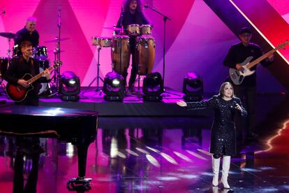 Natalia Lafourcade interpretando 'Porque te vas' en la XXXVII edición de los Premios Goya.