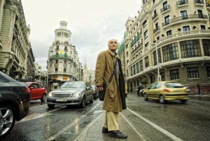 El artista Antonio López posa en el lugar donde pintó su famoso cuadro de la Gran Vía.