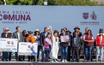 Clara Brugada durante la entrega del programa Mercomuna en la Plaza de la Constitución, en Ciudad de México.