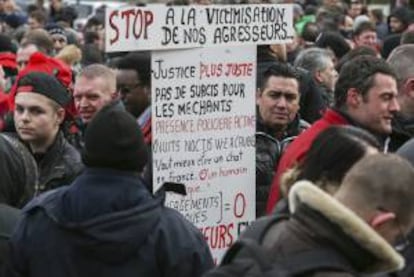 Varios empleados de la compañía de transporte público Intercommunal Transport Company STIB MIVB protestan hoy ante el Palacio de Justicia en Bruselas (Bélgica).