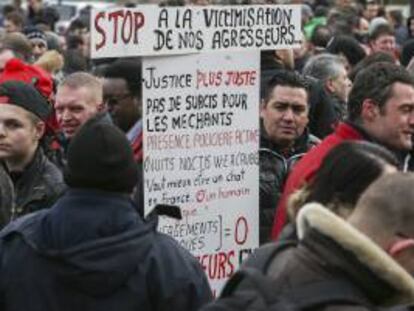Varios empleados de la compañía de transporte público Intercommunal Transport Company STIB MIVB protestan hoy ante el Palacio de Justicia en Bruselas (Bélgica).
