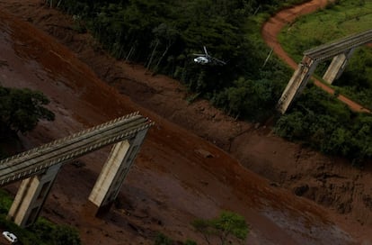 Um helicóptero sobrevoa área do desastre. 