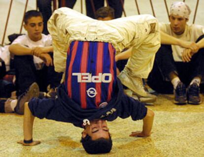 Un grupo de jóvenes baila en Expojuventud, en el Palacio de Exposiciones y Congresos de Sevilla.