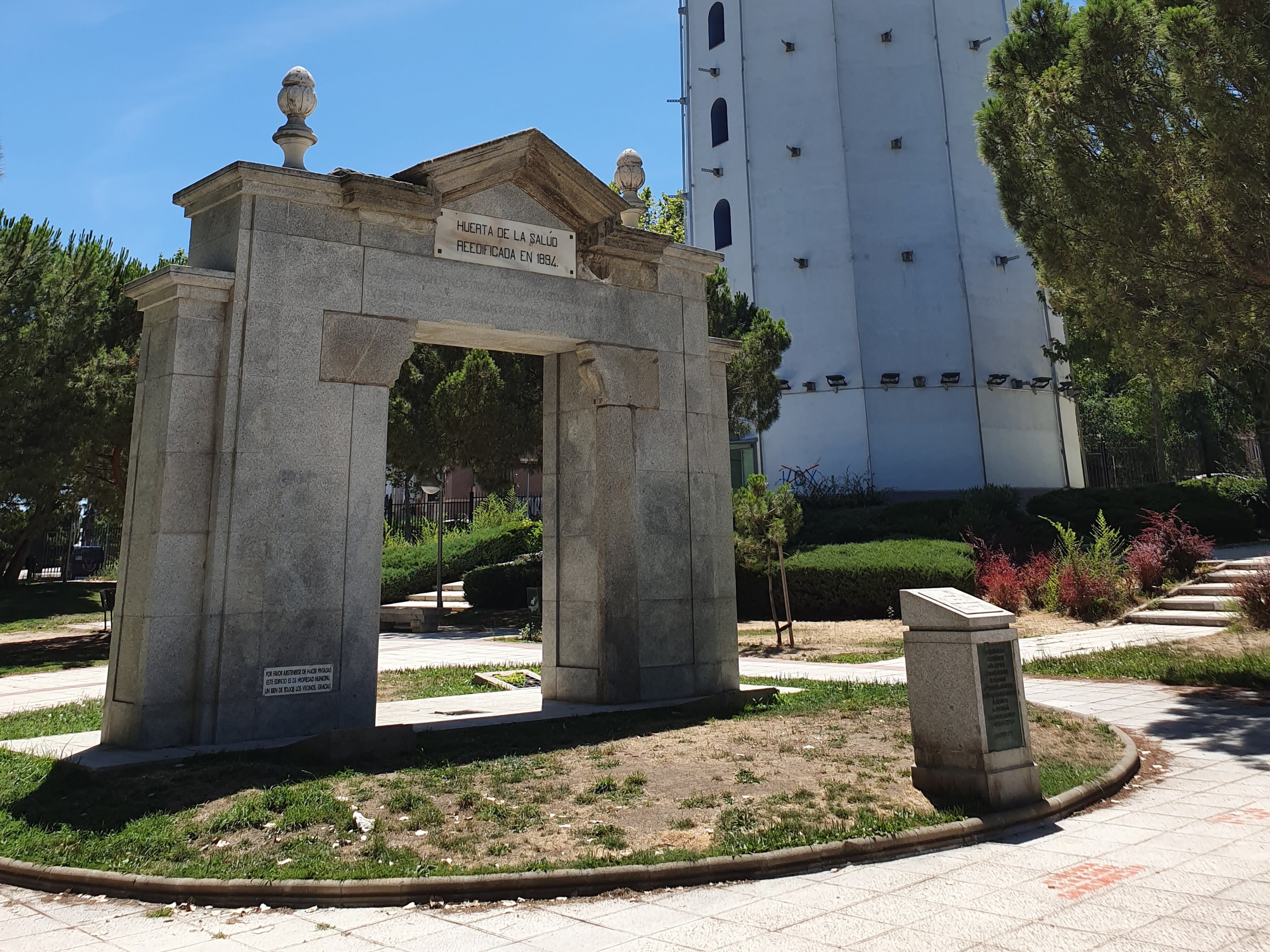 Puerta ornamental de piedra.