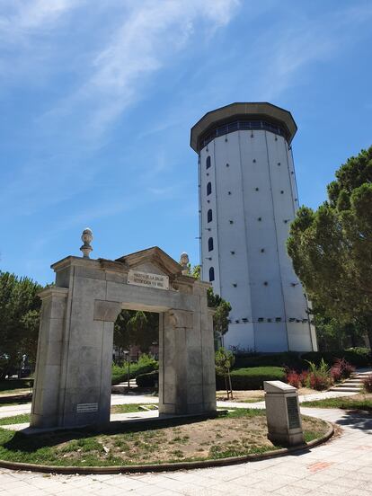 Puerta ornamental de piedra.