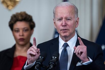 Joe Biden y la directora del Presupuesto, Shalanda Young, durante la presentación el pasado 28 de marzo.