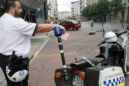 Un policía local de Vitoria, con su talonario de multas.