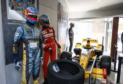 Varios monos usados por Fernando Alonso y el Renault R-30 que disputó en 2010 el mundial de F1.