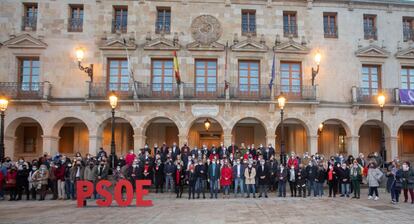 El secretario general del PSOE y presidente del Gobierno, Pedro Sánchez (en el centro), posa para una fotografía de familia frente a la fachada del Ayuntamiento de Soria, este miércoles, durante un acto público de la campaña electoral de Castilla y León.