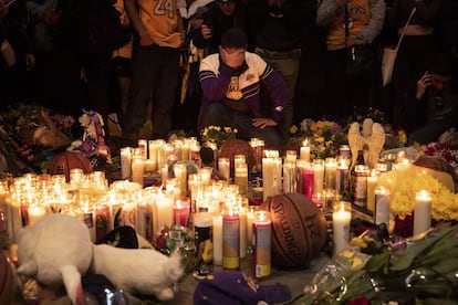 Homenaje improvisado en los alrededores del estadio de Los Angeles Lakers, este domingo.