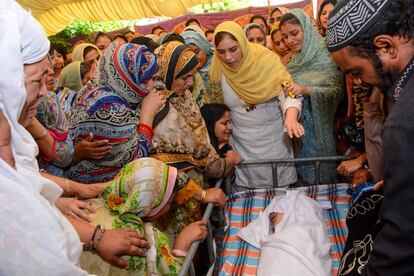 Familiares del jugador de críquet pakistaní Asif Ali lloran junto al cuerpo de su hija, Noor Fatima, durante su funeral en Faisalabad (Pakistán). La hija, de 18 meses, se había sometido a un tratamiento contra el cáncer en Estados Unidos.