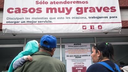 Crisanto y Maricruz Flores acompañan a su hija Cristal al Hospital Infantil de México para una ronda de quimio.