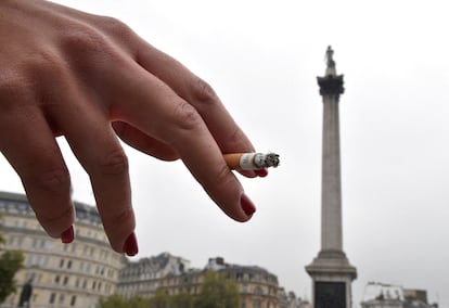 Una mujer fuma en Trafalgar Square, Londres, este martes.