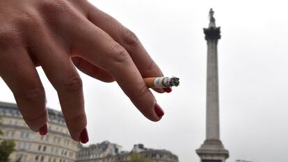 Una mujer fuma en Trafalgar Square, Londres, este martes.