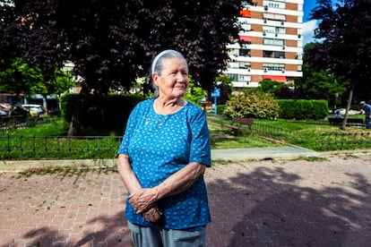 Pepita, una mujer de 90 años que cuida de un hijo de 64 con esquizofrenia, en su barrio, en Madrid.