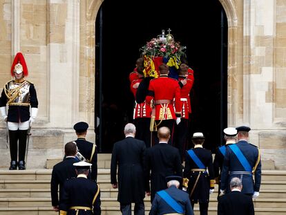 El féretro de Isabel II es trasladado al interior de la capilla de San Jorge en Windsor seguido por los miembros de la familia real.