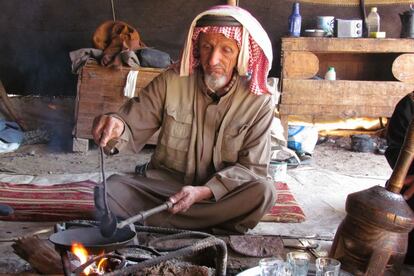 <p>Feynan Ecolodge abrió en 2005 en pleno desierto de Jordania con el objetivo de apoyar a las comunidades locales y la fauna de la Reserva de la Biosfera de Dana y permitiendo, además, que sus viajeros conocieran los estilos de vida y el legado de los beduinos. Todos los empleados del complejo proceden de tribus y pueblos de la zona. Muchos crecieron en tiendas de campaña, la mayoría no completaron los estudios y sólo un 5% había trabajado antes en el sector del turismo.</p> <p>El Lodge utiliza solamente energía no contaminante: para la iluminación se utilizan velas, la calefacción funciona con biomasa evitando así la quema de cuatro toneladas anuales de árboles. El agua se sirve en frascos reutilizables hechos por una cooperativa de mujeres que ahorra 15.000 botellas al año. El 80% de los productos utilizados en el albergue se compran en un radio de 60 kilómetros, mientras que el 55% del dinero pagado se queda en la zona. De él se beneficiaron 450 personas en 2014.</p> <p>Todo esto se ha logrado pese a tener en contra las arduas condiciones de vida del desierto y también los actuales disturbios que afectan a sus vecinos en el Oriente Medio (Jordania comparte fronteras con Irak, Siria, Israel y Arabia Saudita). Como resultado de sus esfuerzos, el negocio de Feynan ha crecido un 28% desde 2012 a pesar de que el sector del turismo en el país ha caído.&lt;/p&gt;</p>