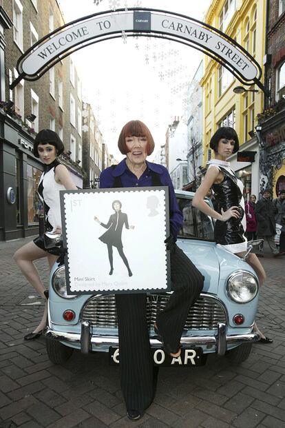 Mary Quant en una imagen de 2009 presentando una edición de sellos británicos dedicada a los símbolos del diseño nacional en la que no faltó un homenaje a su figura. Sus piezas se han llegado a exhibir en el Museo Metropolitan de Nueva York y ahora tendrán, por fin, una merecida retrospectiva en el Victoria and Albert de Londres.