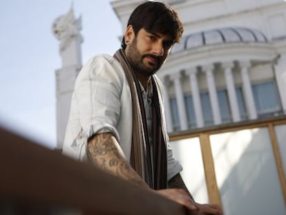 Melendi posa en la terraza de un hotel de la Plaza de Santa Ana (Madrid).