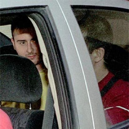 Alfredo Galán, el presunto 'asesino del naipe', trasladado en un coche policial para ser interrogado.