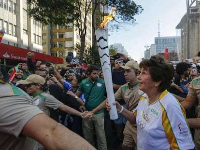 Maria Esther Bueno carrega, em São Paulo, a tocha olímpica em São Paulo. 