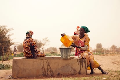 Una mujer de la comuna de Djeol, también próxima a Kaédi, cogía agua junto a otras dos compañeras, el 22 de febrero. Me quedaron muchas cuestiones por responder en Mauritania. Muchas personas por conocer, muchos lugares por descubrir y más situaciones por vivir.