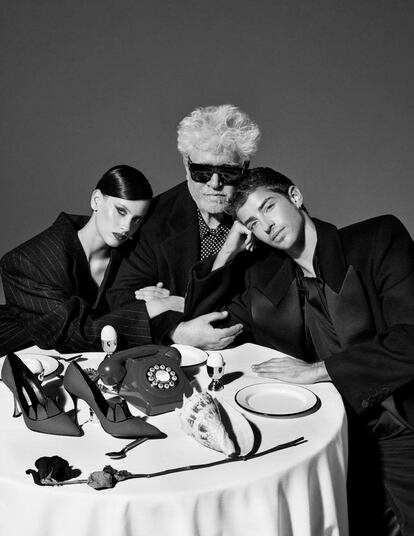 Almodóvar, Smit y Ríos se sientan a la mesa vestidos de Saint Laurent by Anthony Vacarello.