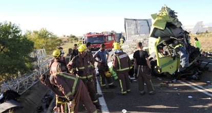 Los bomberos, en el lugar del siniestro.