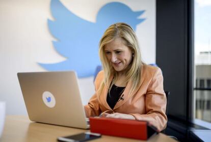 Cristina Cifuentes  durante su visita ayer a la sede de Twitter Espa&ntilde;a. 
