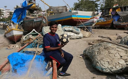 Akshay es uno de los dos niños de la delegación de India en la competición mundialista. Aún no se cree que vaya a pasar de jugar en el muelle en el que trabaja su padre a hacerlo en la sede del mundial de este año.