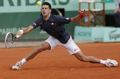 Novak Djokovic se estira para devolver la pelota durante su partido contra el italiano Andreas Seppi.