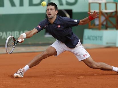 Novak Djokovic se estira para devolver la pelota durante su partido contra el italiano Andreas Seppi.