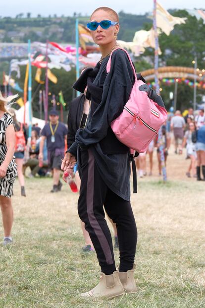 La modelo Adwoa Aboah arriesgó con gafas azules, prendas oversize y mochila rosa de Hunter.