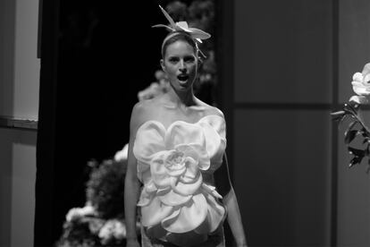 La top model Karolina Kurkov fue la encargada de abrir el desfile.