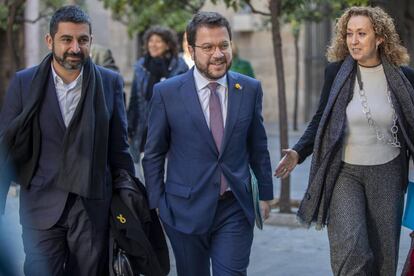 Pere Aragonès, en el centro, con los consejeros Chakir El-Homrani y Ester Capella.