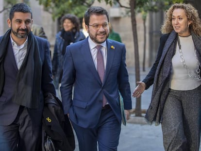 Pere Aragonès, en el centro, con los consejeros Chakir El-Homrani y Ester Capella.