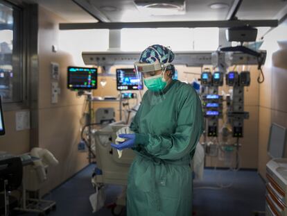 Un sanitario en la UCI del Hospital Vall d'Hebron de Barcelona, el 4 de mayo.