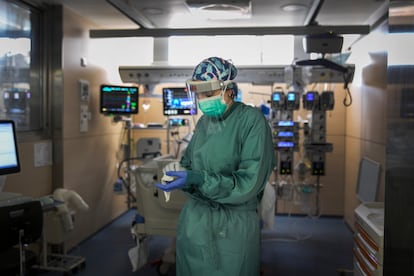 Un sanitario en la UCI del Hospital Vall d'Hebron de Barcelona, el 4 de mayo.