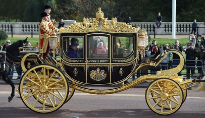 La reina Isabel II de Inglaterra y el rey Guillermo Alejandro (d) de Holanda, se dirigen en carroza hacia el palacio de Buckingham, en Londres, Reino Unido.