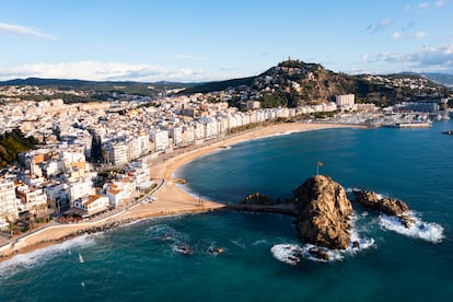 Vista aérea de la localidad de la Costa Brava y del conjunto rocoso de Sa Palomera y el castillo de San Juan.