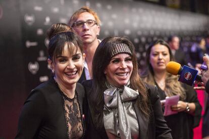 Las actrices Ana de la Reguera y Verónica Castro sonrieron al encontrarse durante la entrega de los premios.