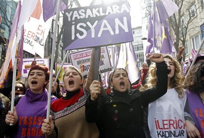 Varias mujeres se manifiestan en Estambul para reclamar igualdad de derechos este domingo. El martes 8 de marzo se conmemora el Día Internacional de la Mujer.