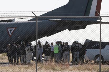 Los restos de los migrantes, 17 de Guatemala y seis de Honduras, viajaron acompañados de familiares y autoridades de ambas naciones. Previamente, habían permanecido a la espera de su repatriación en la funeraria Perches de Ciudad Juárez. En la imagen, autoridades mexicanas suben los cuerpos de algunos de los migrantes fallecidos a un avión de la Fuerza Aérea.