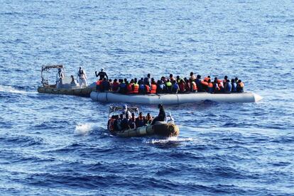 Operaci&oacute;n de rescate, el 30 de agosto, junto cerca de la costa de Libia. 